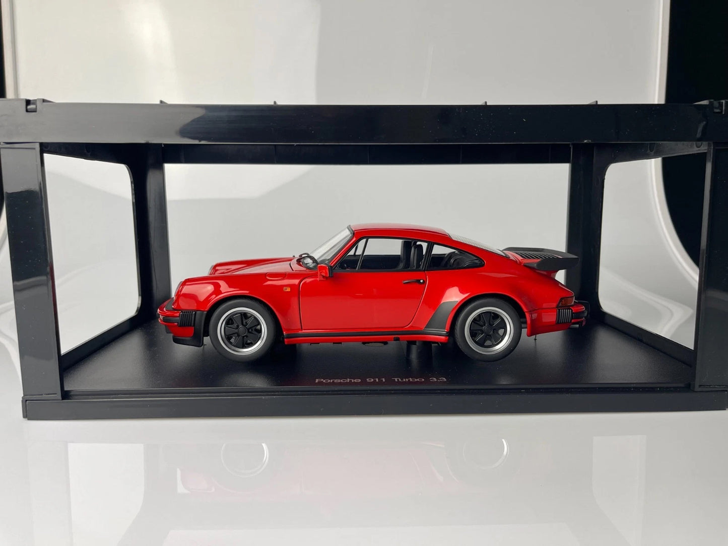 AUTOart 1:18 Porsche 911 (930) Turbo 3.3 (77982)