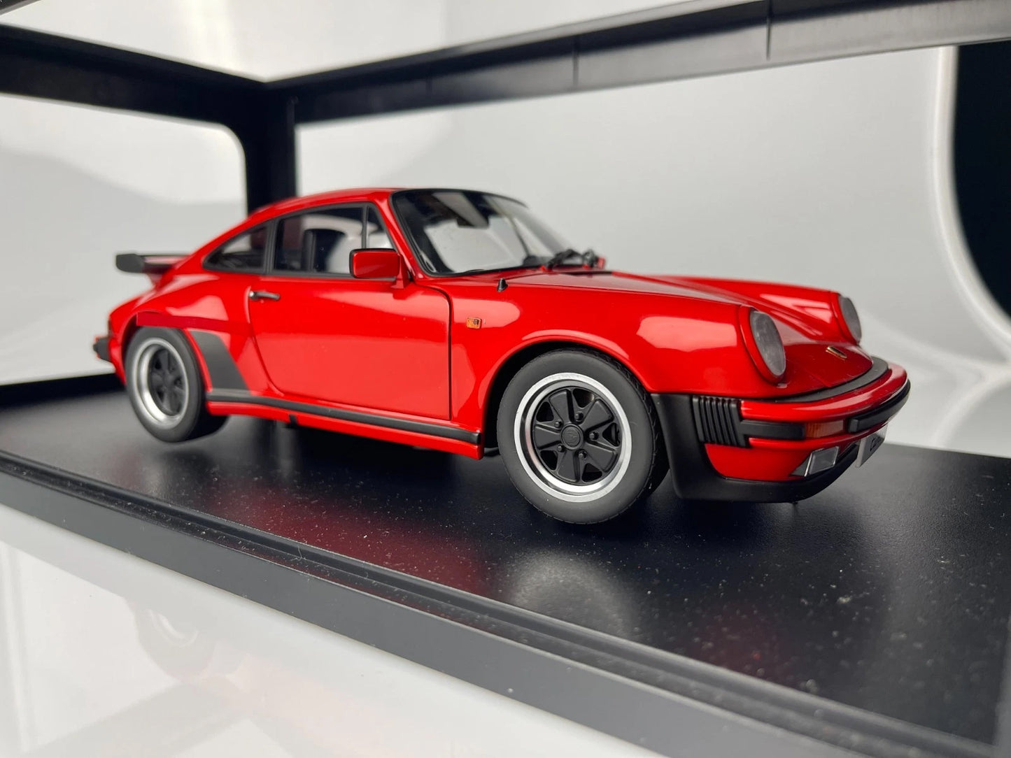 AUTOart 1:18 Porsche 911 (930) Turbo 3.3 (77982)