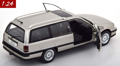 White Box 1:24 Opel Omega A2 Caravan greymetallic (WB124165-O)